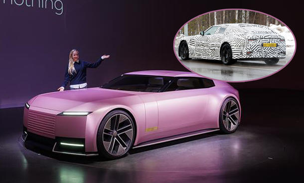 AUTO ZEITUNG-Redakteurin Adele Moser steht an der Studie Jaguar Type 00, eingeklingt zu sehen ist der zugehörige Erlkönig von schräg hinten.