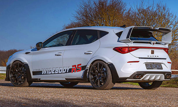 Blick von schräg hinten auf den Cupra Leon "Widebody RS" von JE Design.