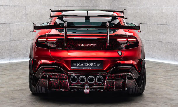 Man sieht den Mansory Pugnator Tricolore hinten