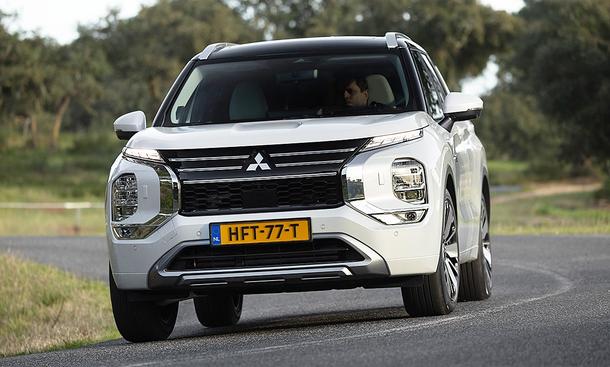 Der Mitsubishi Outlander (2025) fahrend von schräg vorne.