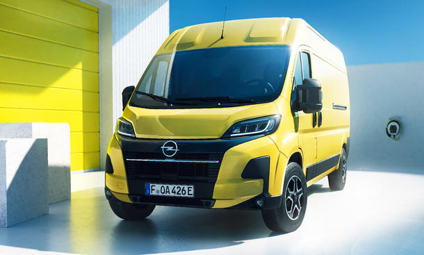 Das Opel Movano Electric Facelift (2024) steht vor hellem Hintergrund, von vorne fotografiert.
