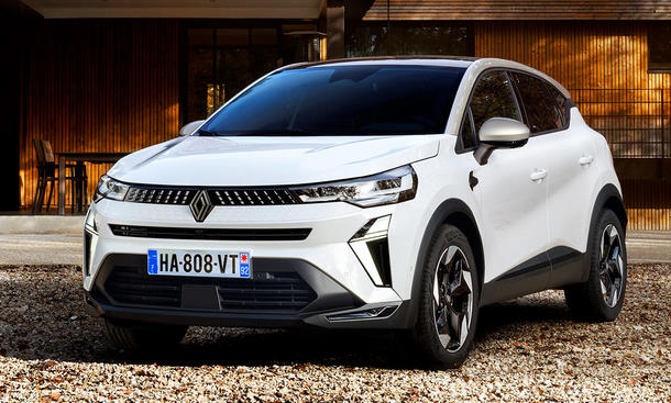 Das Renault Captur Facelift (2024) stehend von schräg vorne fotografiert.