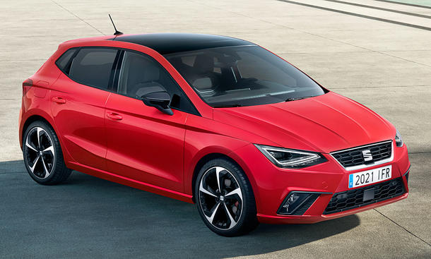 Der Seat Ibiza (2021) stehend von schräg vorne fotografiert.
