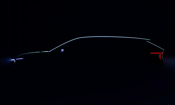 Ein ansonsten dunkles Bild zeigt die Silhouette des Skoda Elektro-Kombi (2028).