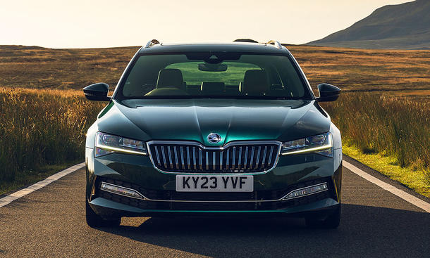Blick von vorne auf die Skoda Superb Sleeper Edition.