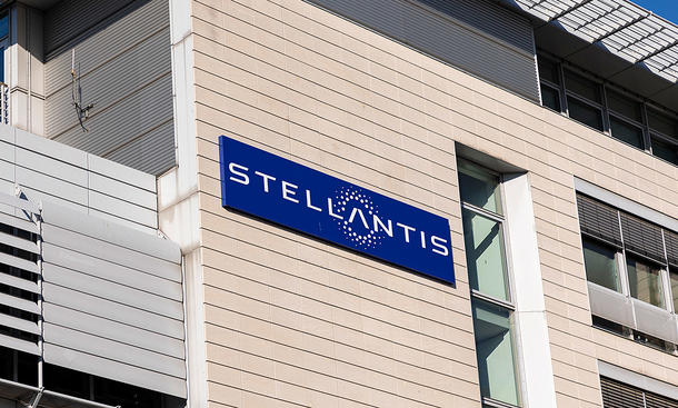 An der Fassade des Stammwerks Rüsselsheim hängt ein Schild des Stellantis-Konzerns.