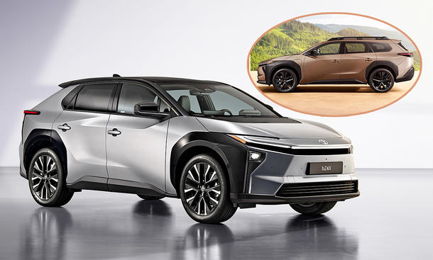 Der Toyota bZ4X (2025) stehend von schräg vorne fotografiert, eingeklinkt oben rechts im Bild ist der Toyota bZ4X Touring (2026) von der Seite zu sehen.