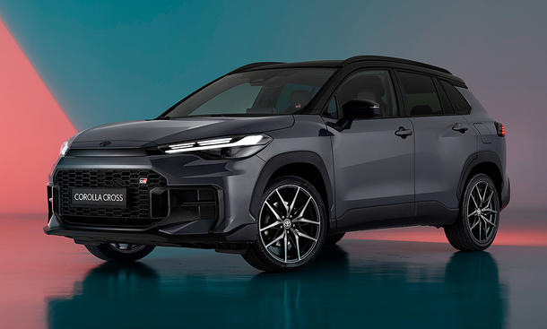 Der Toyota Corolla Cross GR Sport (2025) stehend von schräg vorne fotografiert.