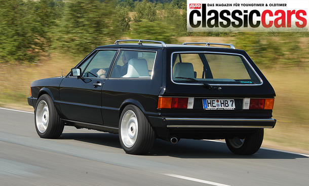 Der VW Sciwago von Artz fahrend von schräg hinten fotografiert.