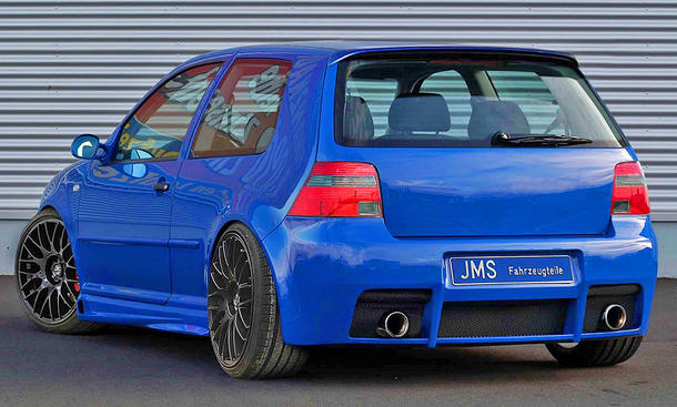 Der VW Golf 4 mit Tuning von JMS, statisch von hinten links fotografiert.