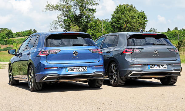 Blick von schräg hinten auf die beiden fahrenden Kompakten VW Golf Diesel und VW Golf Mildhybrid.