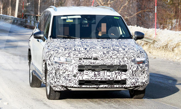 Man sieht den Mule des VW Udara (2018), wie er auf die Kamera zufährt.