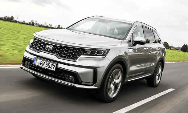Der Kia Sorento (2020) fährt eine Straße entlang, von vorne links fotografiert.