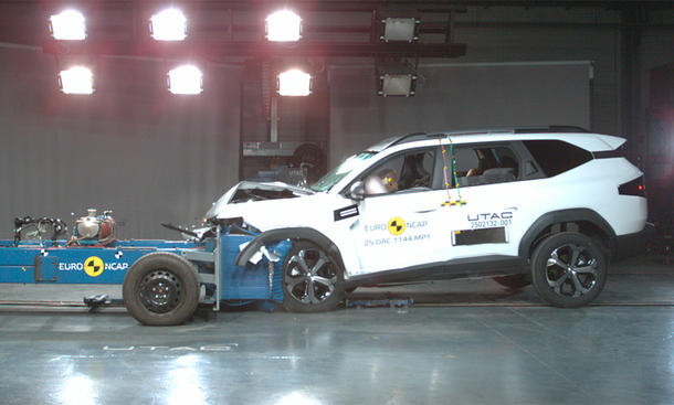 Der Dacia Bigster fährt bei einem Crashtest front in eine Barriere.