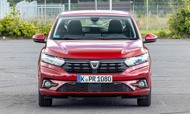 Der Dacia Sandero (2021), statisch von vorne fotografiert.