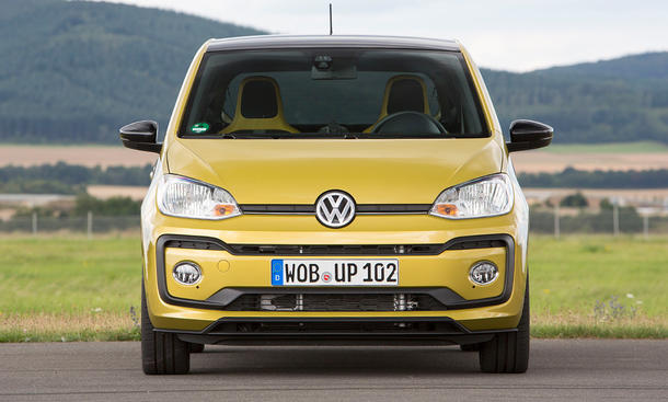 Der VW Up (2016) steht vor einem Eifelpanorama, von vorne fotografiert.