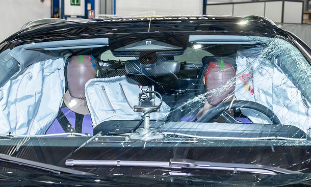 Der Audi A5 (2025) beim Crashtest - Euro NCAP Der Innenraum des Audi A5 (2024) ist nach einem Euro NCAP-Crashtest durch die gesprungene Windschutzscheibe fotografiert. Zwei Dummies sitzen inmitten mehrere offener Airbags.