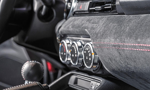 Alcantar reinigen - Mazda Ein mit Alcantara bezogenes Armaturenbrett im Detail fotografiert.