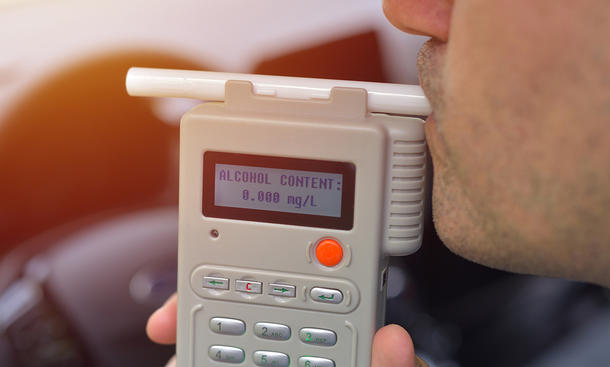 Ein Alkoholtester hilft dabei, den Promille-Wert im Atem zu bestimmen.