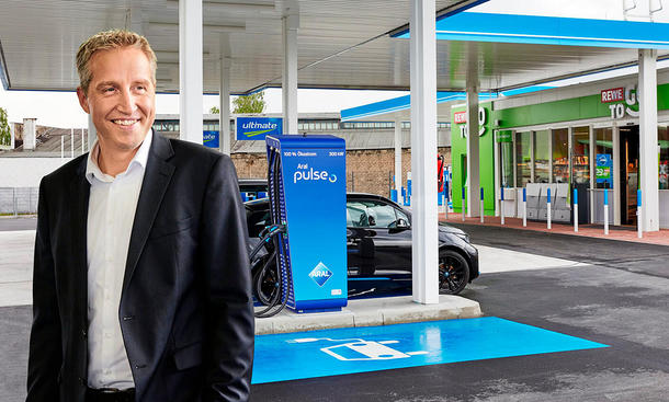 Aral-Chef Achim Bothe vor einem Ladepark für Elektroautos.
