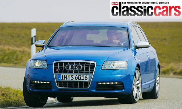 Der Audi S6 Avant (2006) fahrend von schräg vorne fotografiert.
