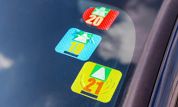 Aufkleber vom Auto entfernen - iStock/Baloncici Aufkleber vom Auto entfernen