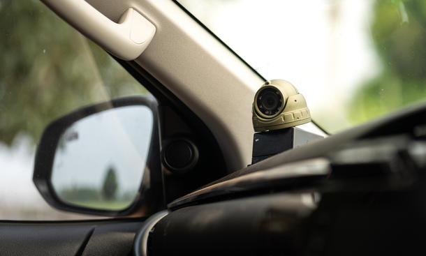 Eine Überwachungskamera im Auto kann zuverlässig vor Dieben und Einbrechern schützen. 