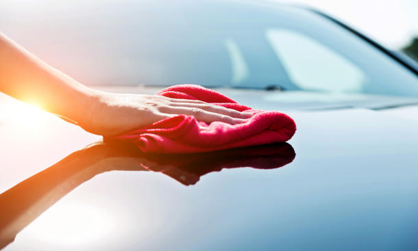 Wer ein Auto hat, muss es regelmäßig pflegen und säubern. 