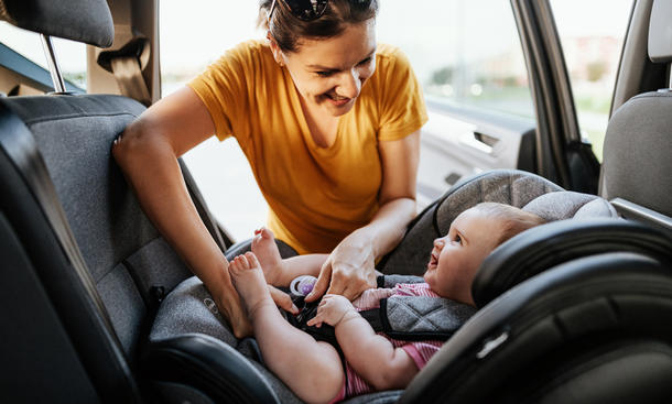 Eine Babyschale im Auto ist unentbehrlich, wenn man sein Kind sicher transportieren möchte.