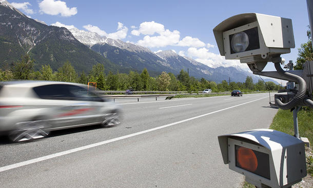 Raser werden in Österreich hart bestraft. Die strengeren Strafen gelten auch für deutsche Autofahrer, die dort unterwegs sind. 