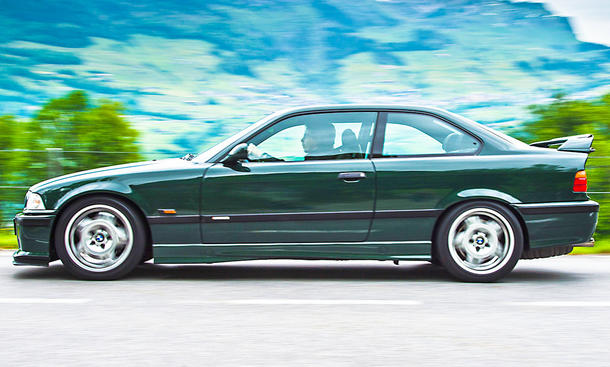 Der BMW M3 GT (E36) fahrend von der Seite fotografiert.