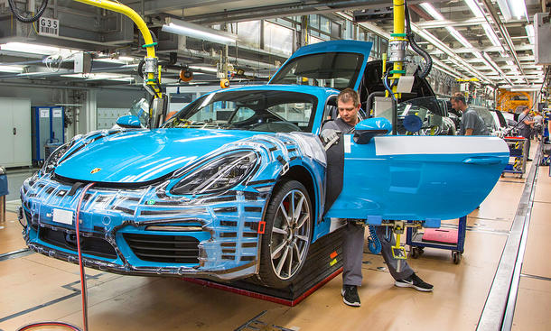 Porsche-Mitarbeiter in der Produktion