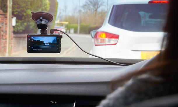 Dashcam befestigt an der Windschutzscheibe eines Autos