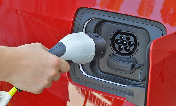 Elektroauto an der Ladestation - Zbigniew Mazar Elektroauto an der Ladestation