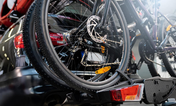 Fahrradträger für die Anhängerkupplung sind eine praktische Lösung für den Transport von E-Bikes.