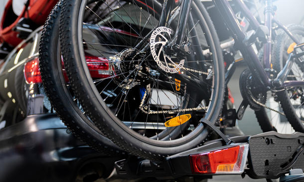 https://www.autozeitung.de/assets/styles/article_image/public/field/image/fahrradtrager_anhangerkupplung.jpg?itok=QLI6Eo8B