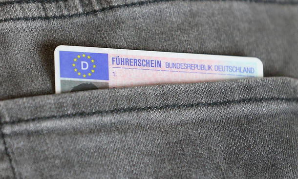 Der EU-Rat und das Europäische Parlament haben sich vorläufig auf neuen EU-Führerscheinregeln geeinigt. Das ist 2025 neu!