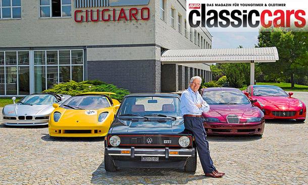Giorgetto Giugiaro posiert stehend mit BMW Nazca C2, Lamborghini Calà, VW Golf GTI, Bugatti EB 112 und Ferrari GG50.