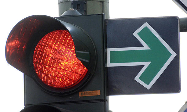 Grüner Pfeil an Ampel