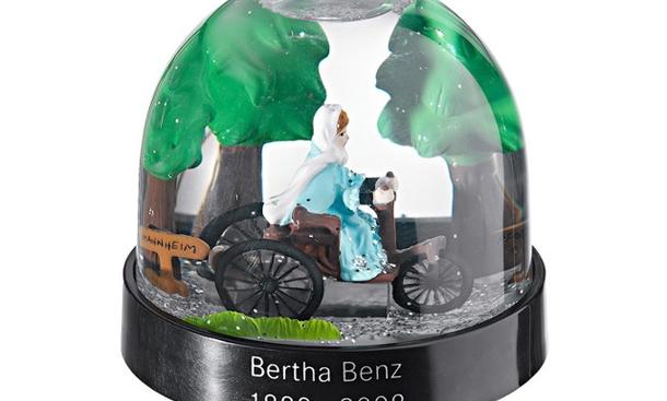 Mercedes-Benz Schneekugel "Bertha Benz" - Originelle Geschenkidee von Mercedes: Schneekugel "Bertha Benz" Originelle Geschenkidee von Mercedes: Schneekugel "Bertha Benz"