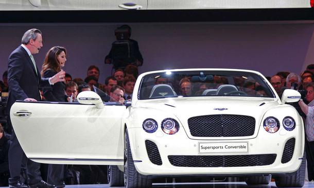 Bentley-Chef Franz-Josef Paefgen und Moderatorin Nazan Eckes präsentierten in Genf das Bentley Supersports Convertible