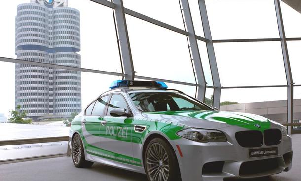 Polizei-Showcar: Grün-silberner BMW M5 BMW M5 Showcar im Stil der deutschen Polizei