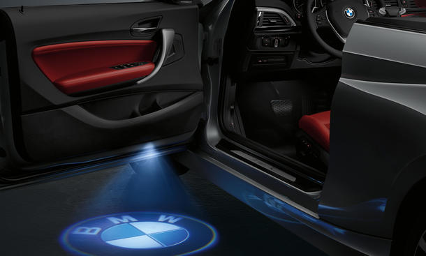 Bimmer mit Beamer: Der neue BMW LED-Türprojektor BMW LED-Türprojektor: Aussteigen mit großem Kino