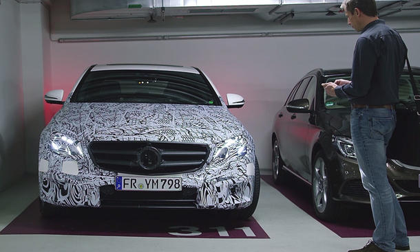 Mercedes E-Klasse 2016: Einfach von außen einparken Mercedes E-Klasse 2016: Einfach Einparken per Fernsteuerung
