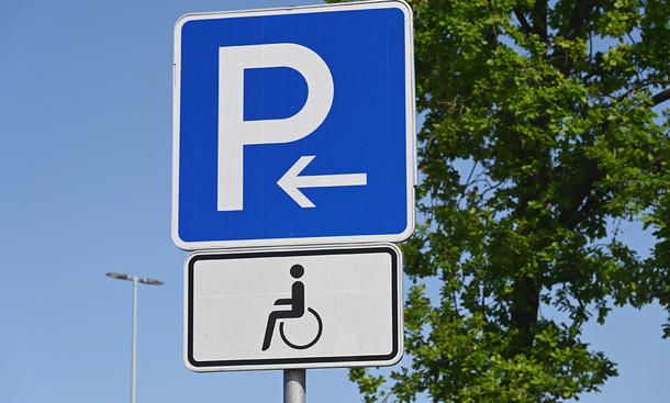 Einen Behindertenparkplatz erkennt man an dem Zusatzschild, das einen Rollstuhlfahrersymbol aufweist. - Imago Einen Behindertenparkplatz erkennt man an dem Zusatzschild, das einen Rollstuhlfahrersymbol aufweist.