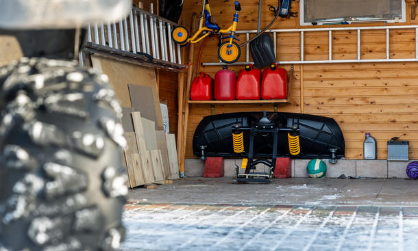 Im Herbst und Winter kann es in der Garage schon mal kalt werden. Gute Garagenheizungen können dabei Abhilfe schaffen.