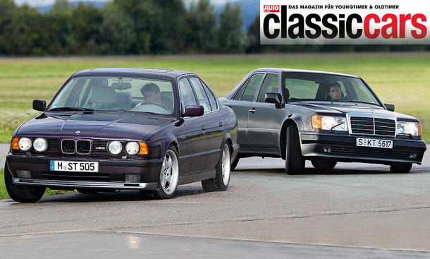Der BMW M5/Mercedes 500 E fahrend von schräg vorne fotografiert. 