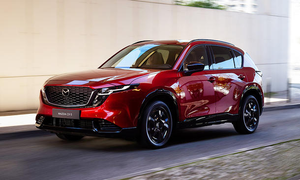 Mazda CX-5 (2025) - Mazda Der Mazda CX-5 (2025) fährt über eine Straße, von schräg vorne fotografiert.