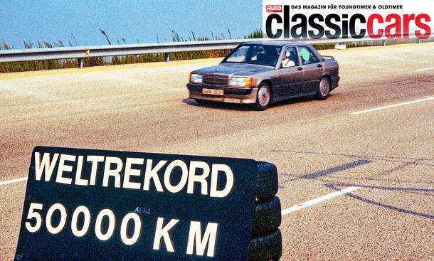 Der Mercedes 190 E 2.3-16 fahrend von schräg vorne
