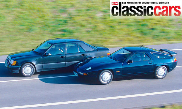 Der Mercedes 500 E/Porsche 928 S4 fahrend von schräg seitlich fotografiert. 